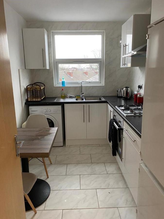 2 Bedroom Flat With Free Parking In Manchester Exterior photo